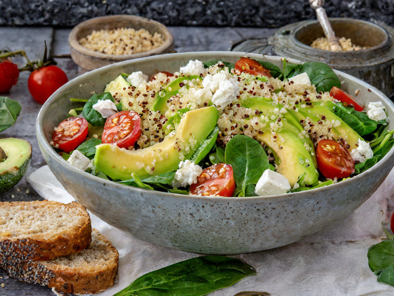 Spinach_salad_avocado_quinoa_perfect