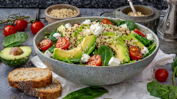 Spinach_salad_avocado_quinoa_perfect