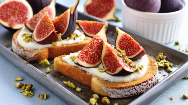 Toast-with-Greek-Yogurt-and-Fig
