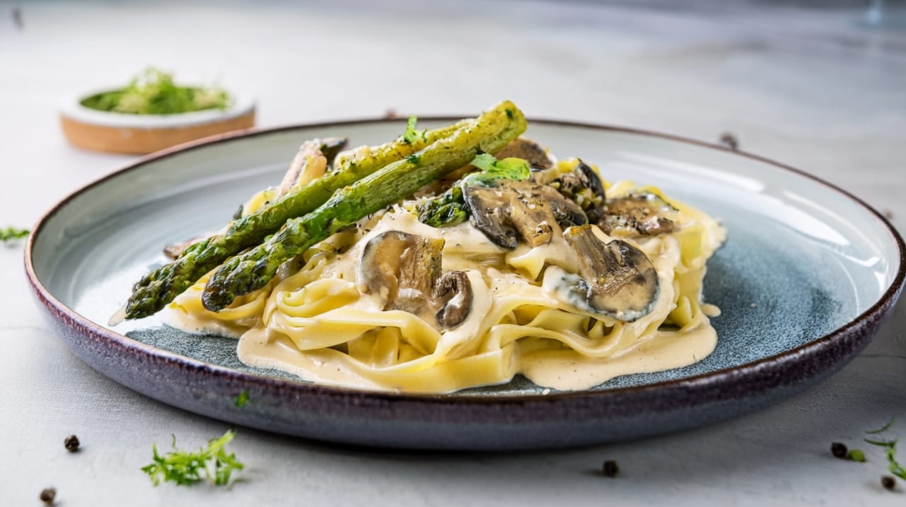 Creamy Asparagus & Mushroom Fettuccine 169 4
