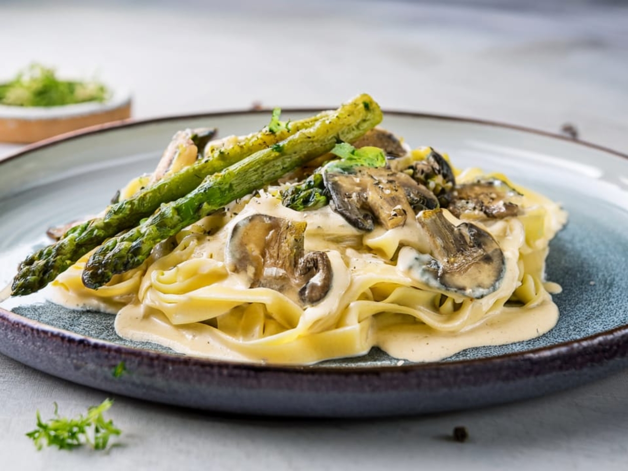 Creamy Asparagus & Mushroom Fettuccine 169 4