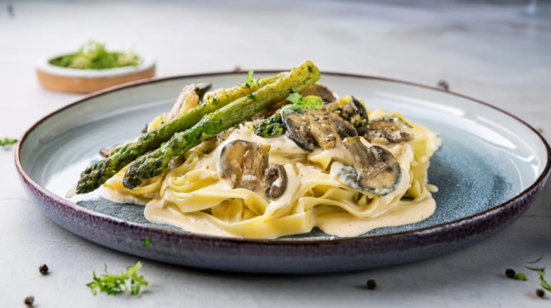 Creamy Asparagus & Mushroom Fettuccine 169 4