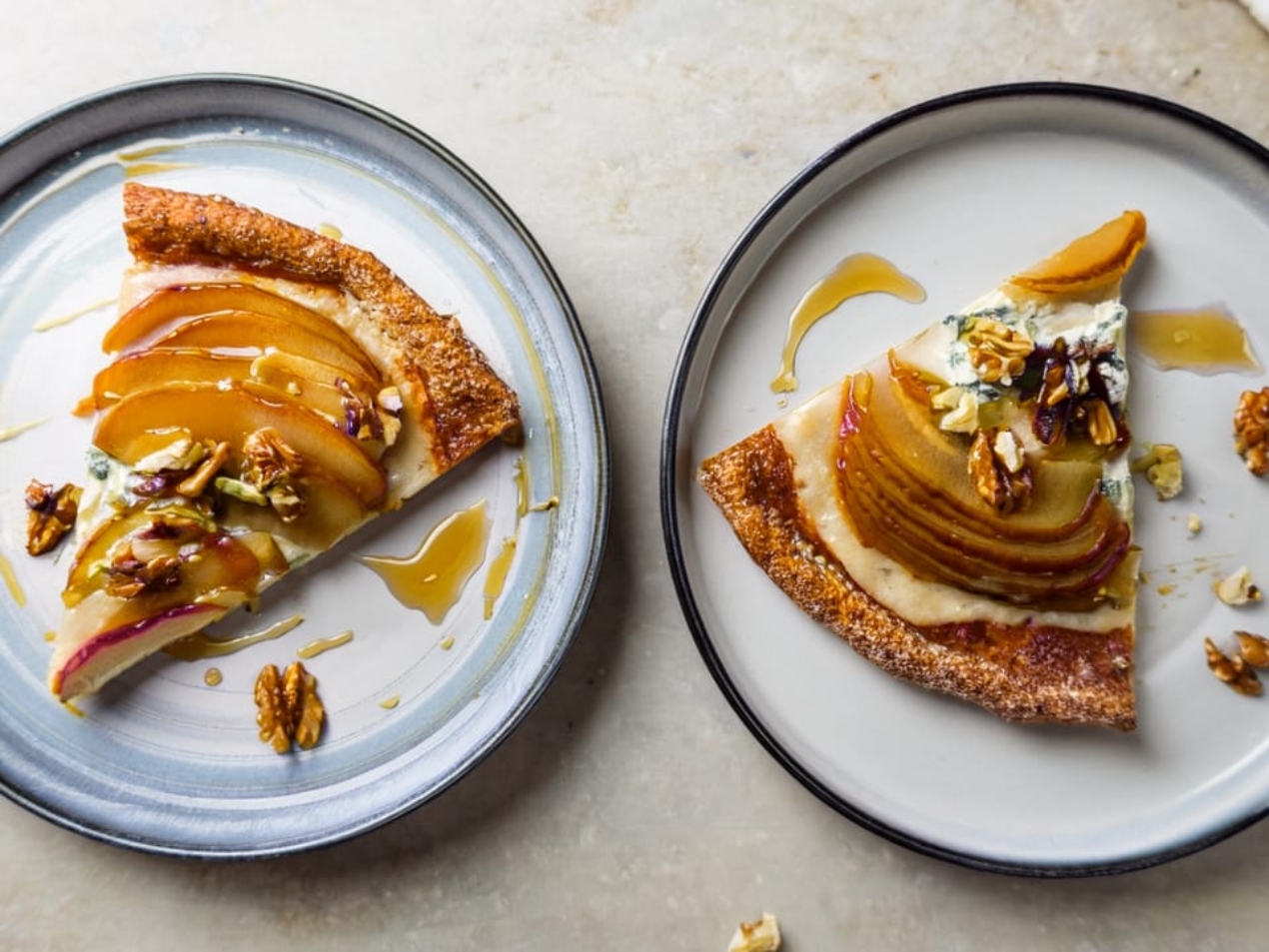 Pizza with Caramelized Pear and Blue Cheese 169 2