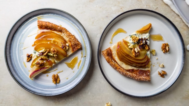 Pizza with Caramelized Pear and Blue Cheese 169 2