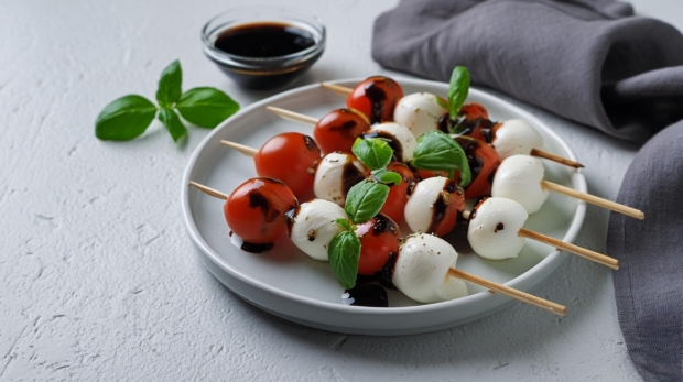 Caprese-Skewers-with-Tomatoes-and-Mozzarella