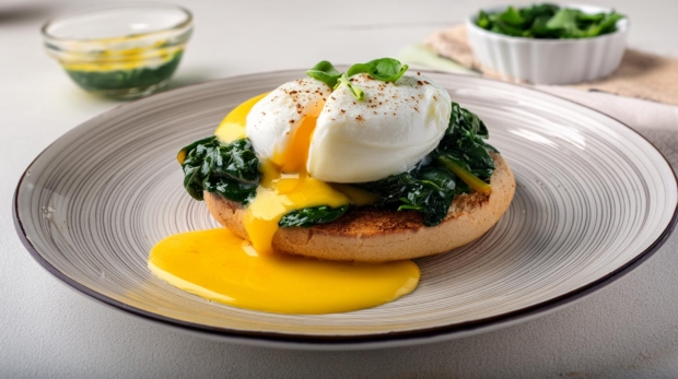 Eggs-Benedict-with-Hollandaise-Sauce